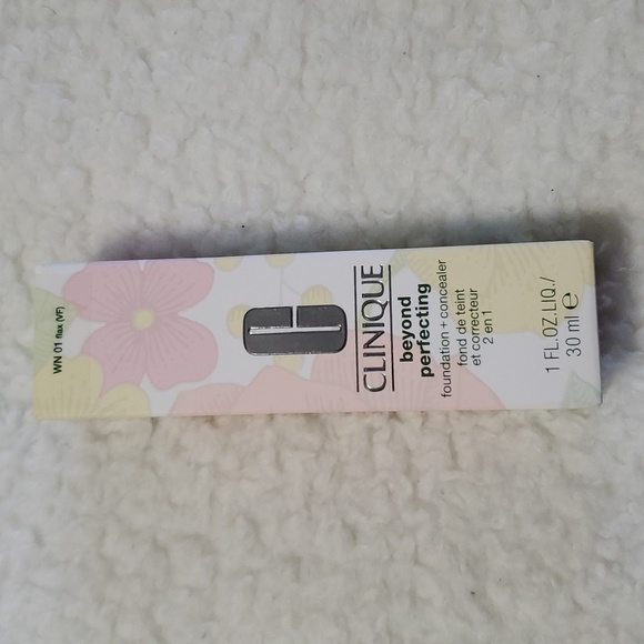 Clinique beyond perfecting Foundation & Concealer - Picture 1 of 9